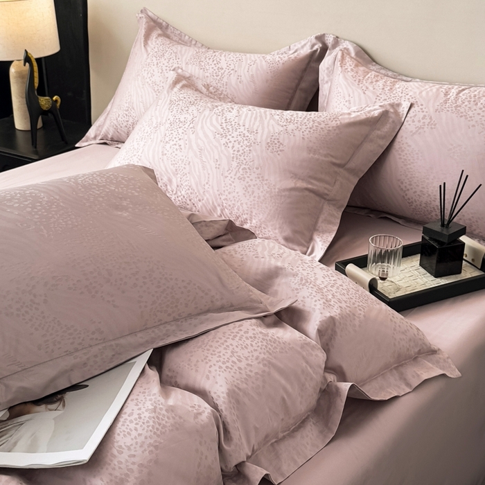 91家纺网 家纺一手货源 找家纺 金昱纺 2025新款50双股100支长绒棉贡缎提花高定四件套轻奢部落·玉粉