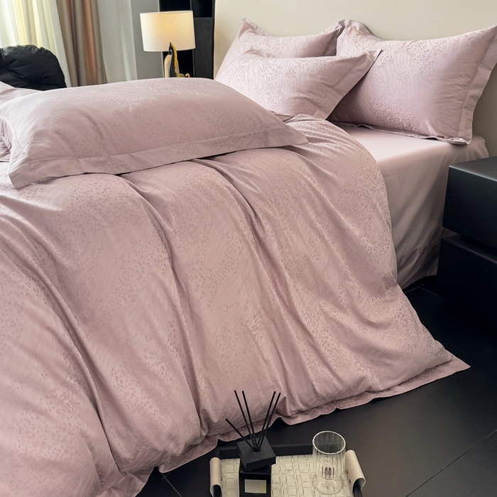 91家纺网 家纺一手货源 找家纺 金昱纺 2025新款50双股100支长绒棉贡缎提花高定四件套轻奢部落·玉粉