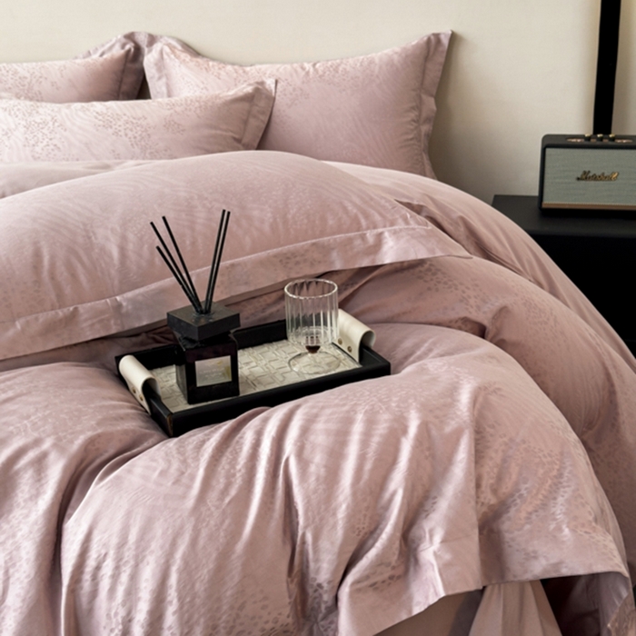 91家纺网 家纺一手货源 找家纺 金昱纺 2025新款50双股100支长绒棉贡缎提花高定四件套轻奢部落·玉粉