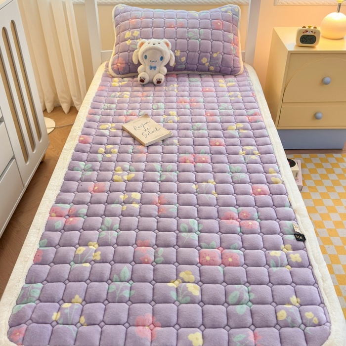 91家纺网 家纺一手货源 找家纺 爱屋及屋 2025新款牛奶绒印花床垫-宿舍床 浪漫紫苏