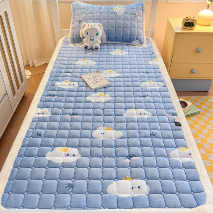 91家纺网 家纺一手货源 找家纺 爱屋及屋 2025新款牛奶绒印花床垫-宿舍床 萌萌云朵