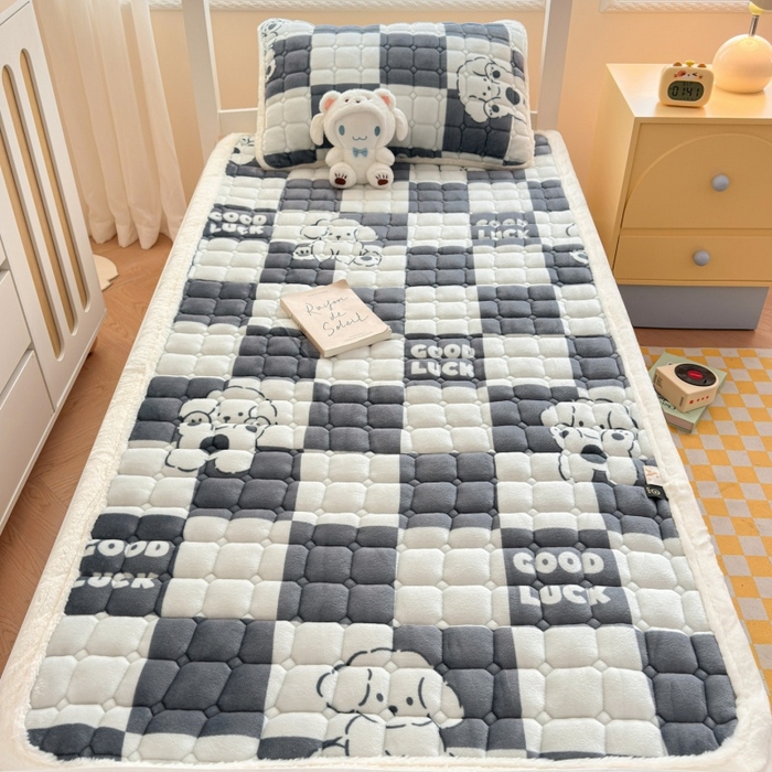 91家纺网 家纺一手货源 找家纺 爱屋及屋 2025新款牛奶绒印花床垫-宿舍床 棋盘狗