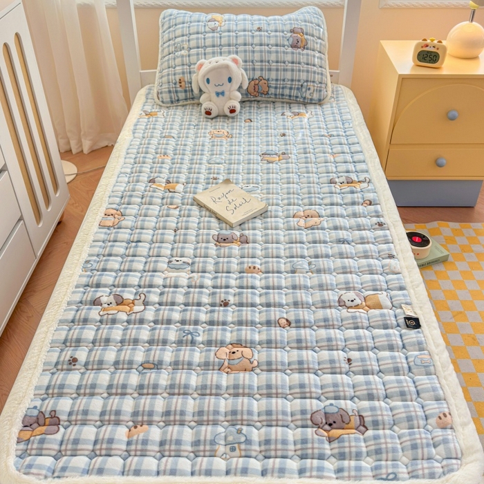 91家纺网 家纺一手货源 找家纺 爱屋及屋 2025新款牛奶绒印花床垫-宿舍床 竖格萌宠