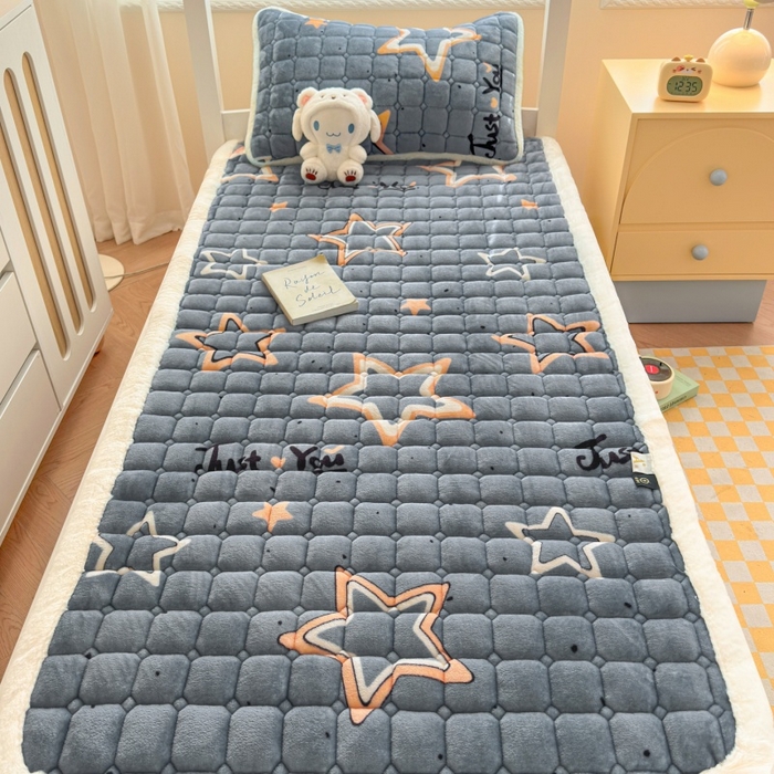 91家纺网 家纺一手货源 找家纺 爱屋及屋 2025新款牛奶绒印花床垫-宿舍床 星星灰