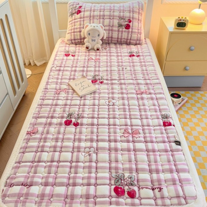 91家纺网 家纺一手货源 找家纺 爱屋及屋 2025新款牛奶绒印花床垫-宿舍床 紫调草莓