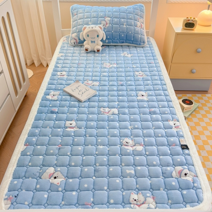 91家纺网 家纺一手货源 找家纺 爱屋及屋 2025新款牛奶绒印花床垫-宿舍床 点点萌狗