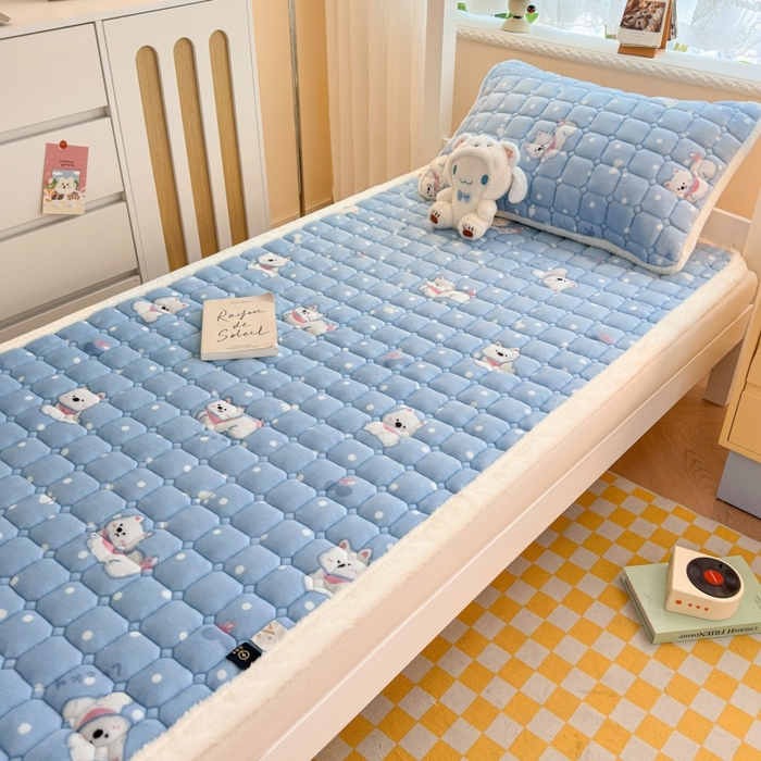 91家纺网 家纺一手货源 找家纺 爱屋及屋 2025新款牛奶绒印花床垫-宿舍床 点点萌狗