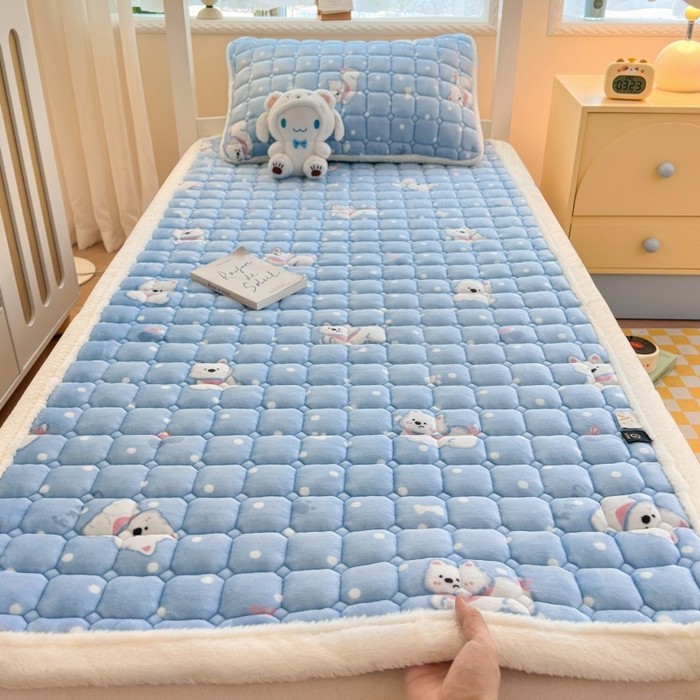 91家纺网 家纺一手货源 找家纺 爱屋及屋 2025新款牛奶绒印花床垫-宿舍床 点点萌狗