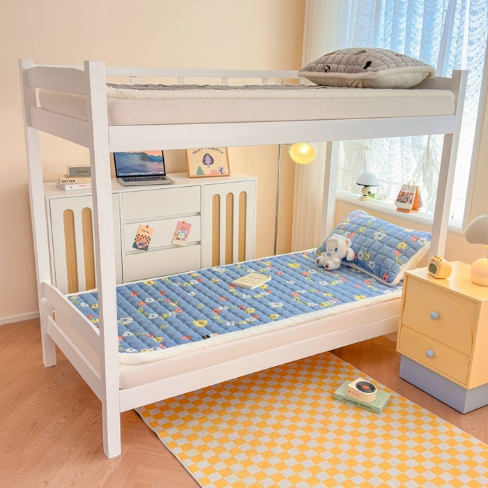 91家纺网 家纺一手货源 找家纺 爱屋及屋 2025新款牛奶绒印花床垫-宿舍床 蓝色花海