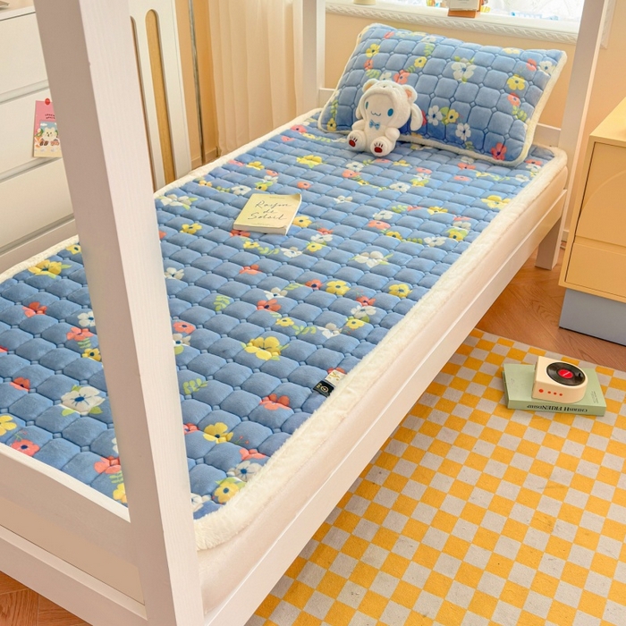 91家纺网 家纺一手货源 找家纺 爱屋及屋 2025新款牛奶绒印花床垫-宿舍床 蓝色花海