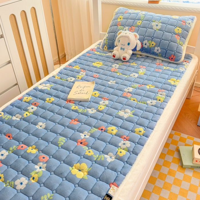 91家纺网 家纺一手货源 找家纺 爱屋及屋 2025新款牛奶绒印花床垫-宿舍床 蓝色花海