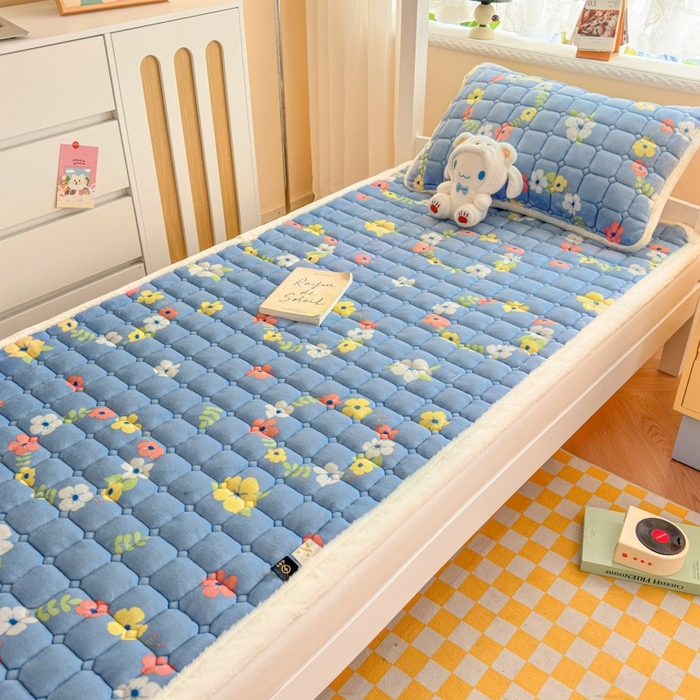 91家纺网 家纺一手货源 找家纺 爱屋及屋 2025新款牛奶绒印花床垫-宿舍床 蓝色花海