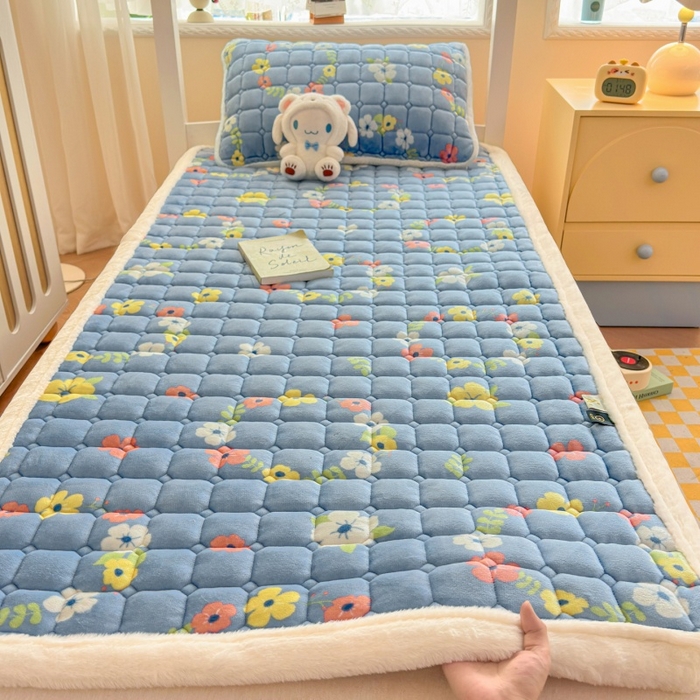 91家纺网 家纺一手货源 找家纺 爱屋及屋 2025新款牛奶绒印花床垫-宿舍床 蓝色花海