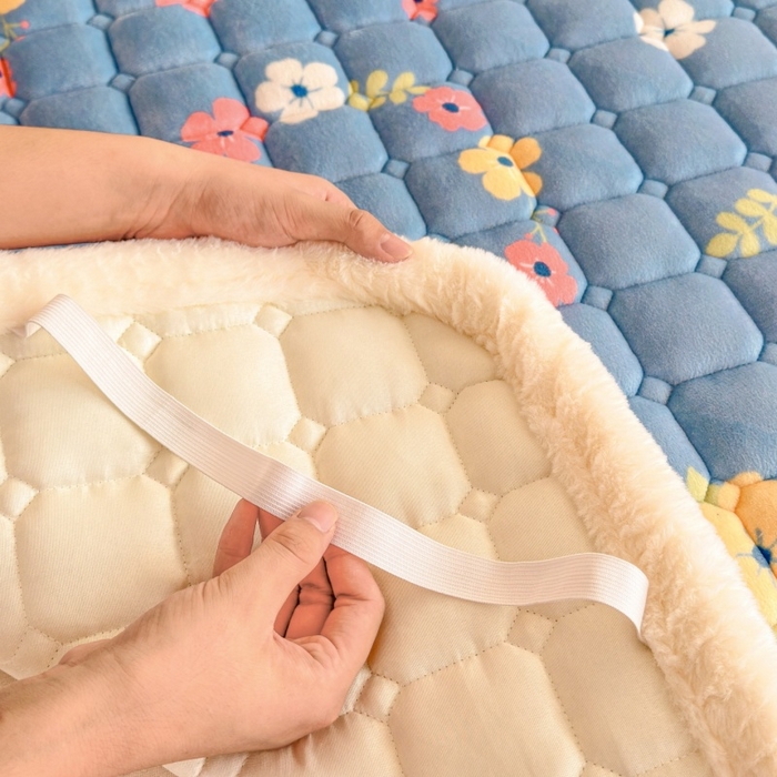 91家纺网 家纺一手货源 找家纺 爱屋及屋 2025新款牛奶绒印花床垫-宿舍床 蓝色花海