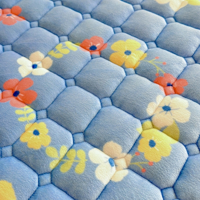 91家纺网 家纺一手货源 找家纺 爱屋及屋 2025新款牛奶绒印花床垫-宿舍床 蓝色花海