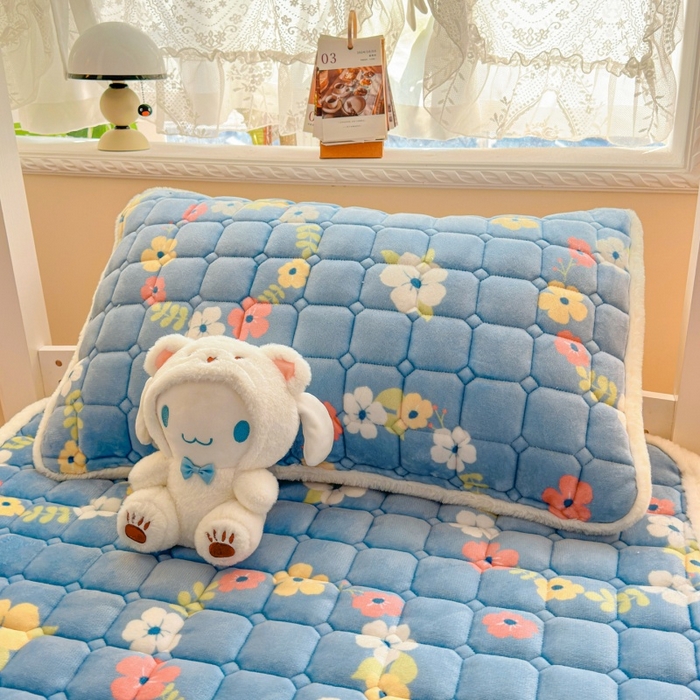 91家纺网 家纺一手货源 找家纺 爱屋及屋 2025新款牛奶绒印花床垫-宿舍床 蓝色花海