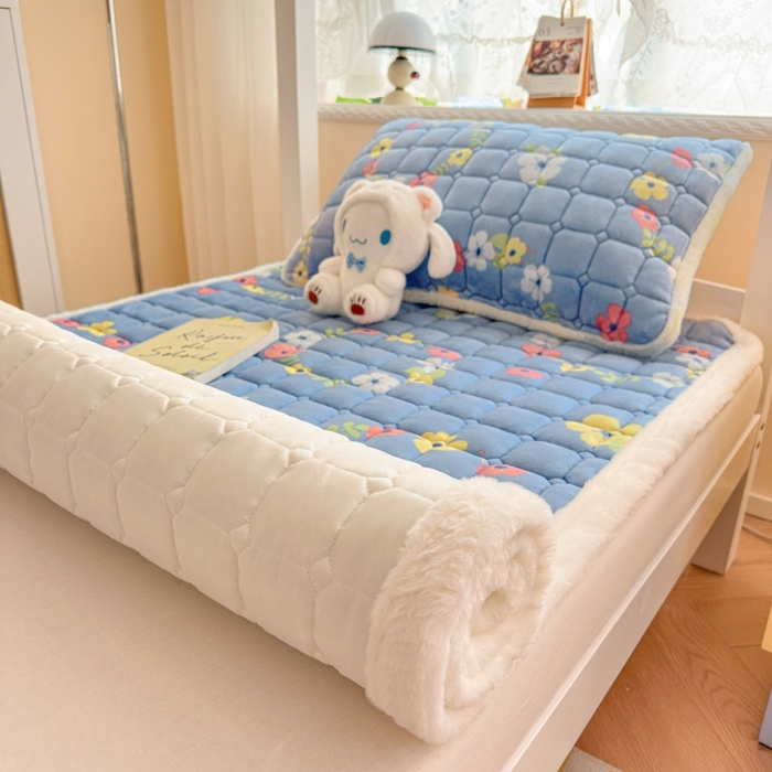 91家纺网 家纺一手货源 找家纺 爱屋及屋 2025新款牛奶绒印花床垫-宿舍床 蓝色花海