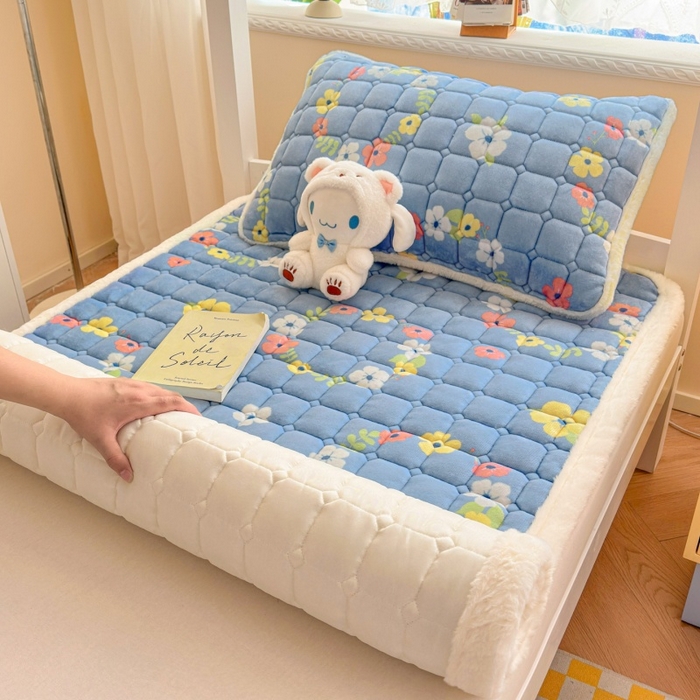 91家纺网 家纺一手货源 找家纺 爱屋及屋 2025新款牛奶绒印花床垫-宿舍床 蓝色花海