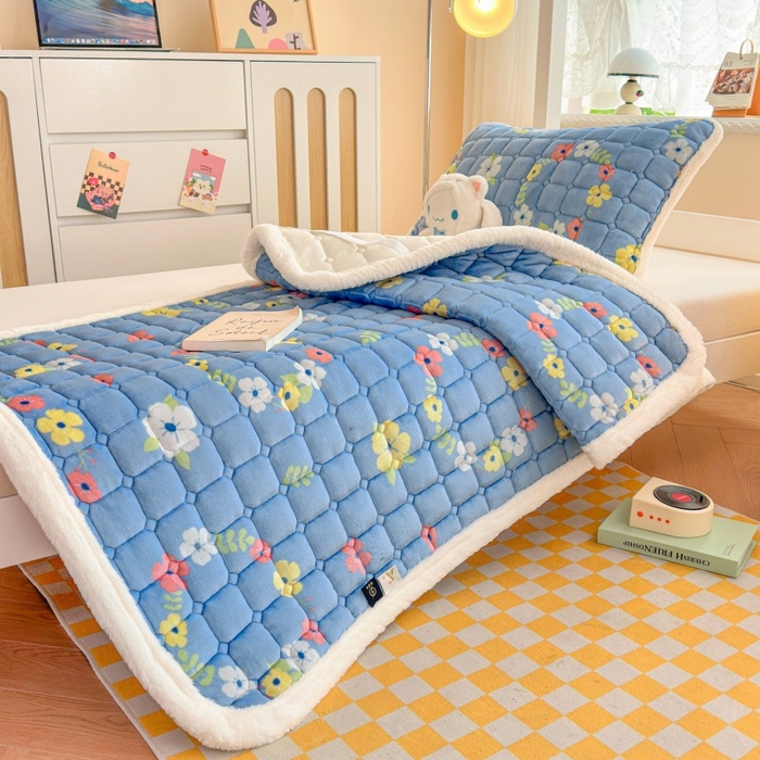 91家纺网 家纺一手货源 找家纺 爱屋及屋 2025新款牛奶绒印花床垫-宿舍床 蓝色花海