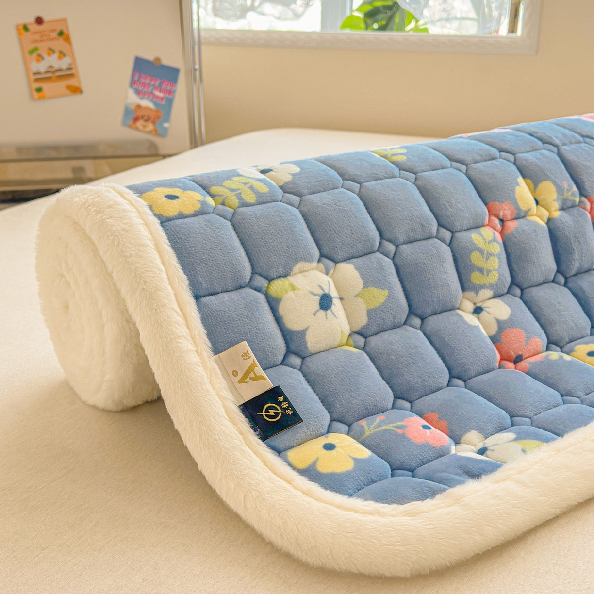 91家纺网 家纺一手货源 找家纺 爱屋及屋 2025新款牛奶绒印花床垫-宿舍床 蓝色花海