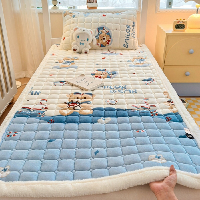91家纺网 家纺一手货源 找家纺 爱屋及屋 2025新款牛奶绒印花床垫-宿舍床 冲浪小熊
