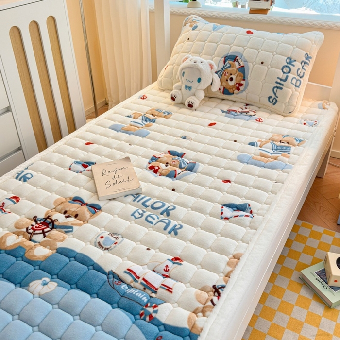 91家纺网 家纺一手货源 找家纺 爱屋及屋 2025新款牛奶绒印花床垫-宿舍床 冲浪小熊