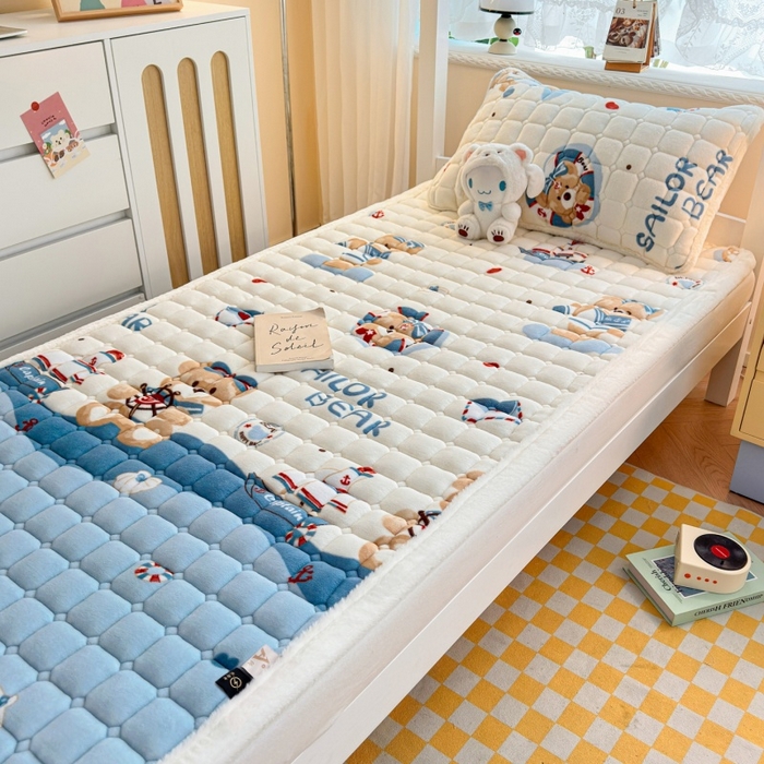 91家纺网 家纺一手货源 找家纺 爱屋及屋 2025新款牛奶绒印花床垫-宿舍床 冲浪小熊