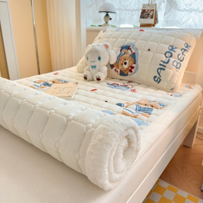 91家纺网 家纺一手货源 找家纺 爱屋及屋 2025新款牛奶绒印花床垫-宿舍床 冲浪小熊