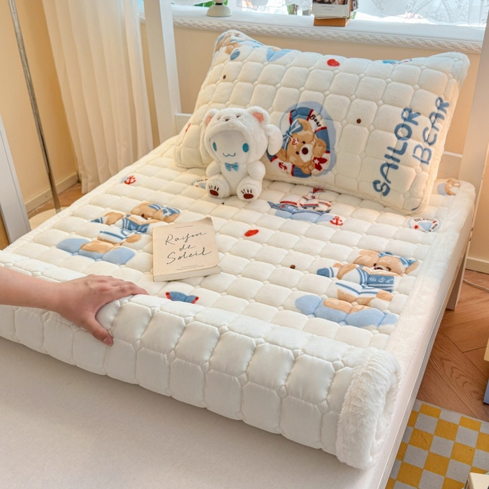 91家纺网 家纺一手货源 找家纺 爱屋及屋 2025新款牛奶绒印花床垫-宿舍床 冲浪小熊