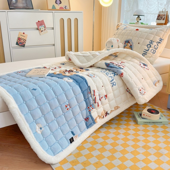 91家纺网 家纺一手货源 找家纺 爱屋及屋 2025新款牛奶绒印花床垫-宿舍床 冲浪小熊