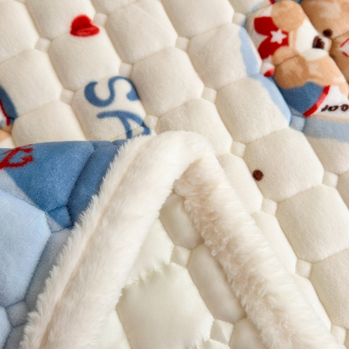 91家纺网 家纺一手货源 找家纺 爱屋及屋 2025新款牛奶绒印花床垫-宿舍床 冲浪小熊