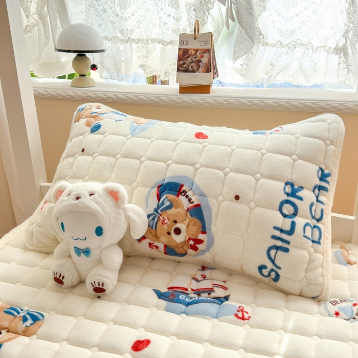 91家纺网 家纺一手货源 找家纺 爱屋及屋 2025新款牛奶绒印花床垫-宿舍床 冲浪小熊