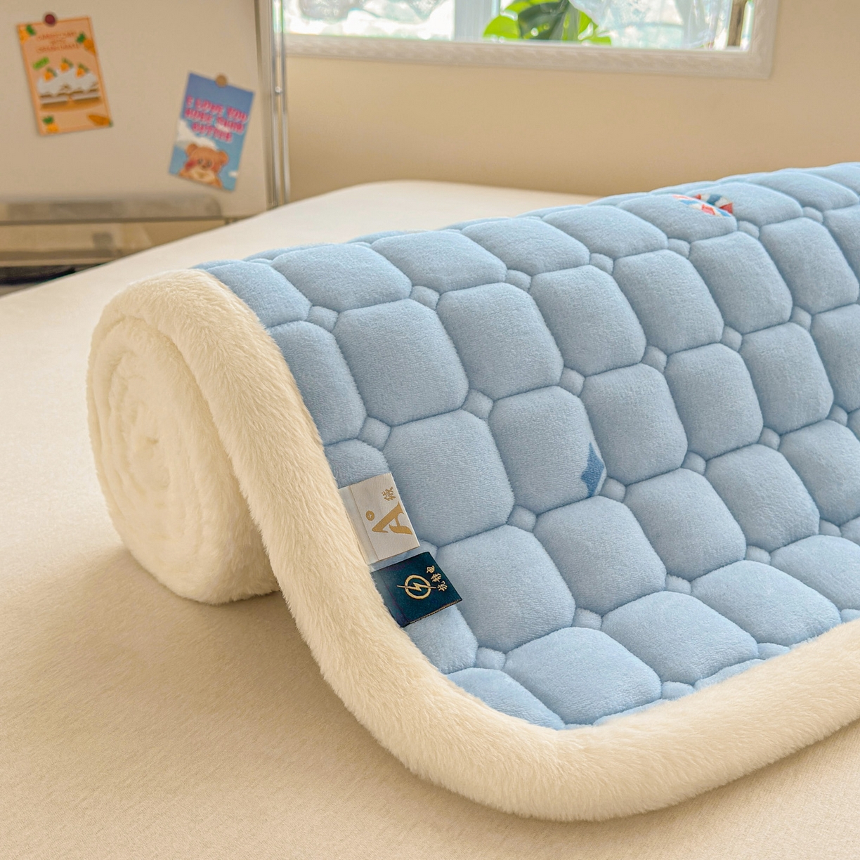 91家纺网 家纺一手货源 找家纺 爱屋及屋 2025新款牛奶绒印花床垫-宿舍床 冲浪小熊