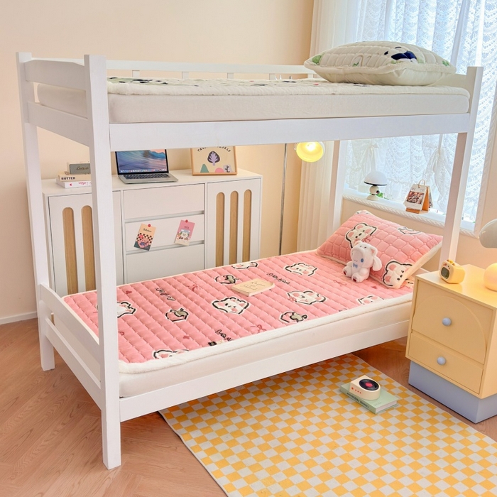 91家纺网 家纺一手货源 找家纺 爱屋及屋 2025新款牛奶绒印花床垫-宿舍床 粉色萌兔