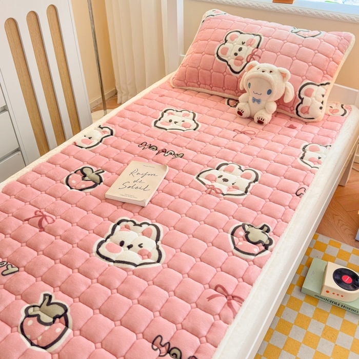 91家纺网 家纺一手货源 找家纺 爱屋及屋 2025新款牛奶绒印花床垫-宿舍床 粉色萌兔