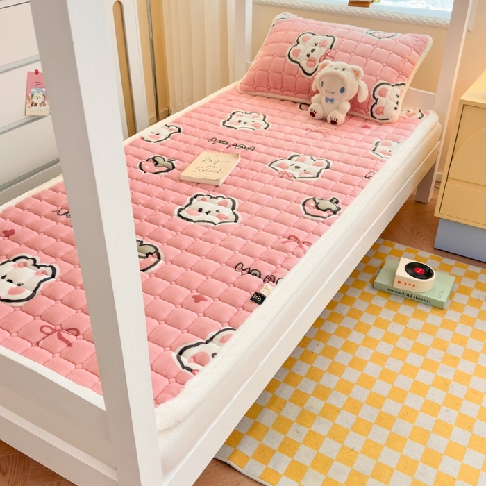 91家纺网 家纺一手货源 找家纺 爱屋及屋 2025新款牛奶绒印花床垫-宿舍床 粉色萌兔