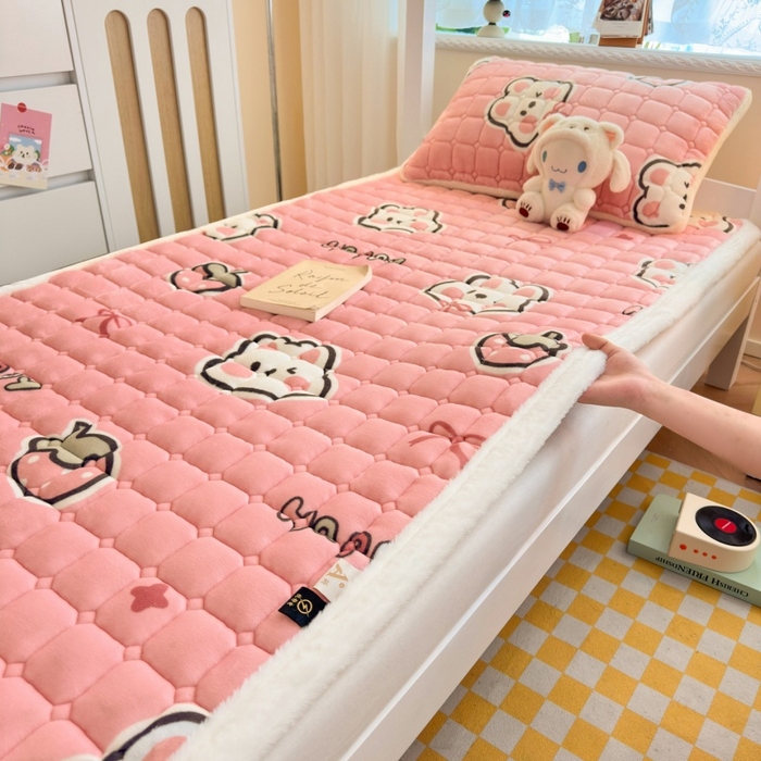 91家纺网 家纺一手货源 找家纺 爱屋及屋 2025新款牛奶绒印花床垫-宿舍床 粉色萌兔