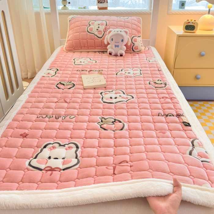 91家纺网 家纺一手货源 找家纺 爱屋及屋 2025新款牛奶绒印花床垫-宿舍床 粉色萌兔