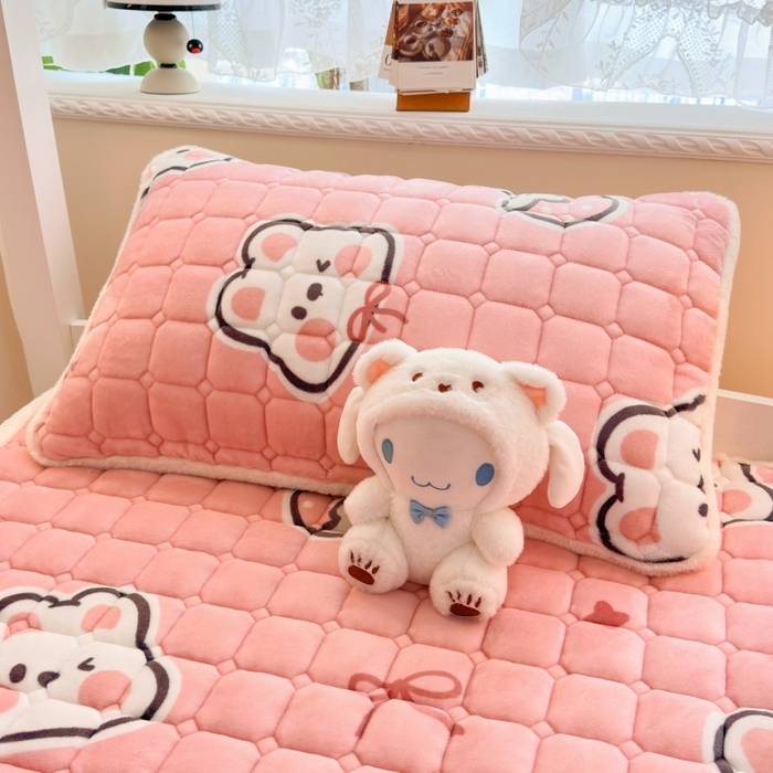 91家纺网 家纺一手货源 找家纺 爱屋及屋 2025新款牛奶绒印花床垫-宿舍床 粉色萌兔