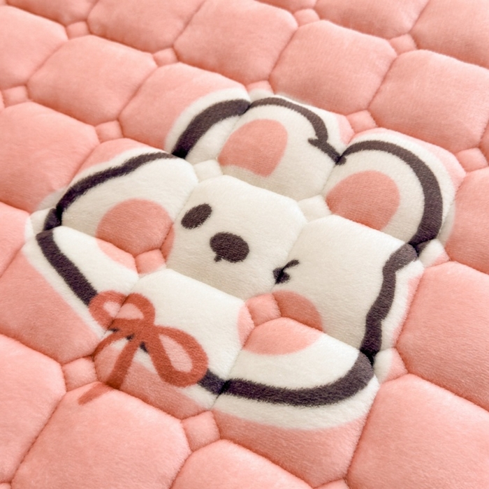 91家纺网 家纺一手货源 找家纺 爱屋及屋 2025新款牛奶绒印花床垫-宿舍床 粉色萌兔