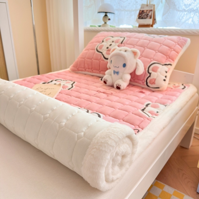 91家纺网 家纺一手货源 找家纺 爱屋及屋 2025新款牛奶绒印花床垫-宿舍床 粉色萌兔