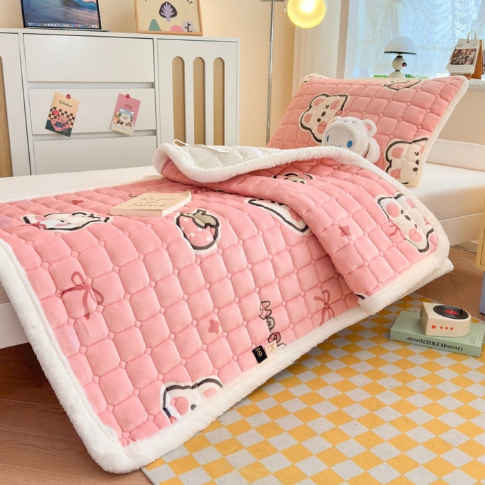 91家纺网 家纺一手货源 找家纺 爱屋及屋 2025新款牛奶绒印花床垫-宿舍床 粉色萌兔