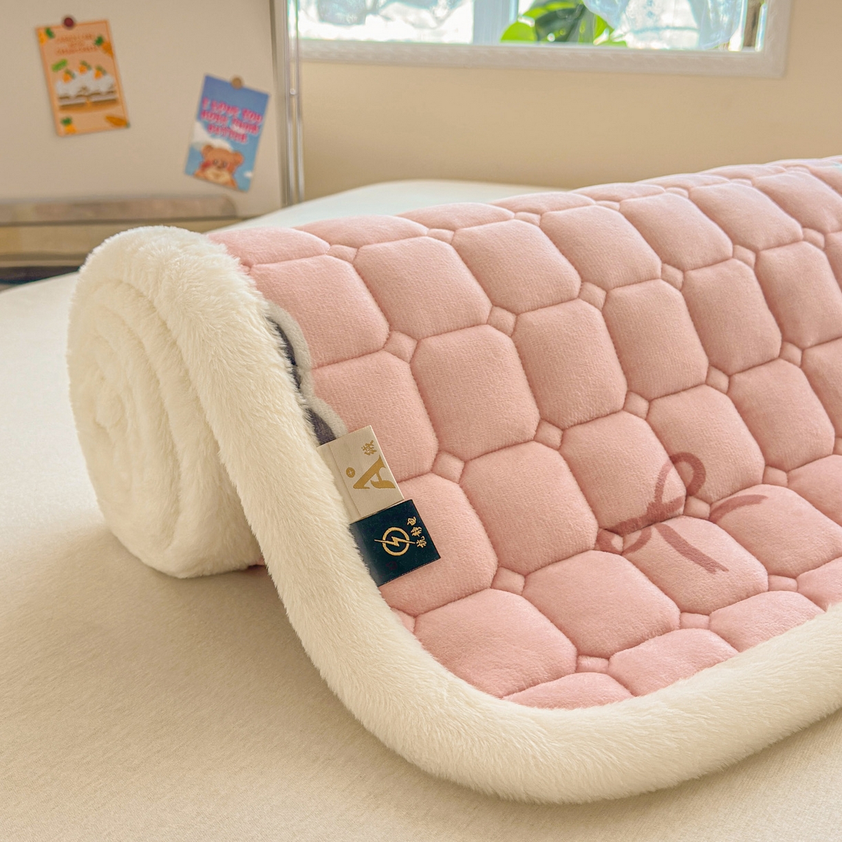 91家纺网 家纺一手货源 找家纺 爱屋及屋 2025新款牛奶绒印花床垫-宿舍床 粉色萌兔