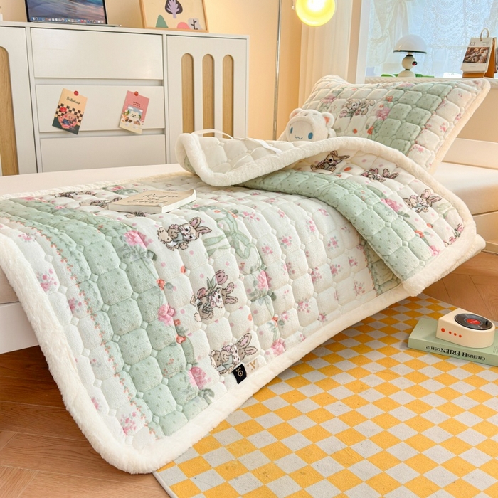 91家纺网 家纺一手货源 找家纺 爱屋及屋 2025新款牛奶绒印花床垫-宿舍床 可爱萌兔