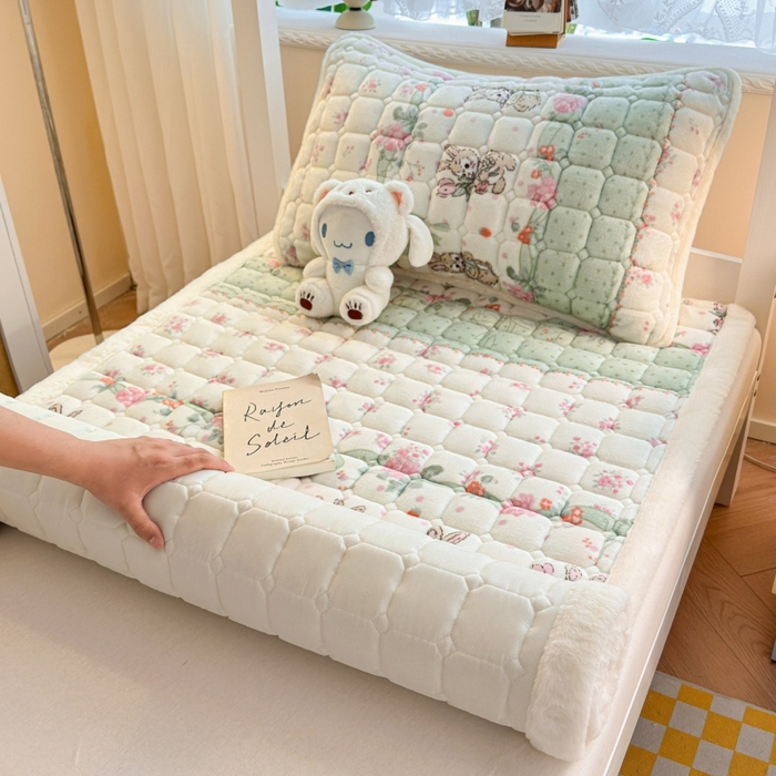 91家纺网 家纺一手货源 找家纺 爱屋及屋 2025新款牛奶绒印花床垫-宿舍床 可爱萌兔