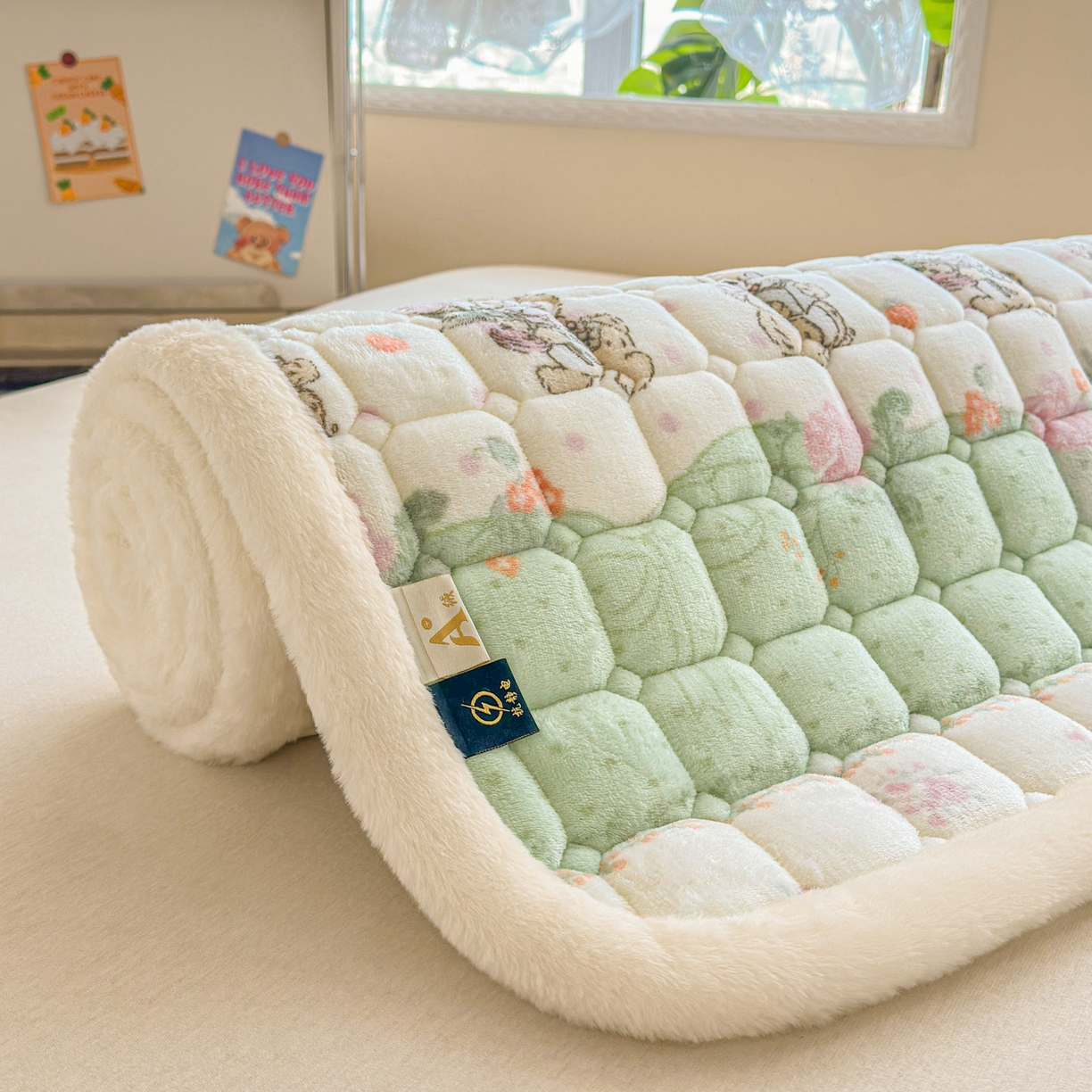 91家纺网 家纺一手货源 找家纺 爱屋及屋 2025新款牛奶绒印花床垫-宿舍床 可爱萌兔