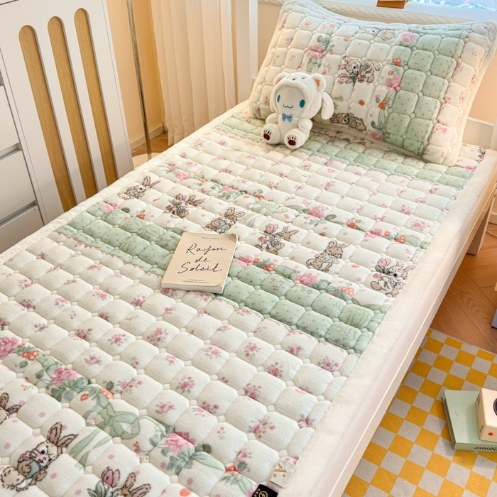91家纺网 家纺一手货源 找家纺 爱屋及屋 2025新款牛奶绒印花床垫-宿舍床 可爱萌兔