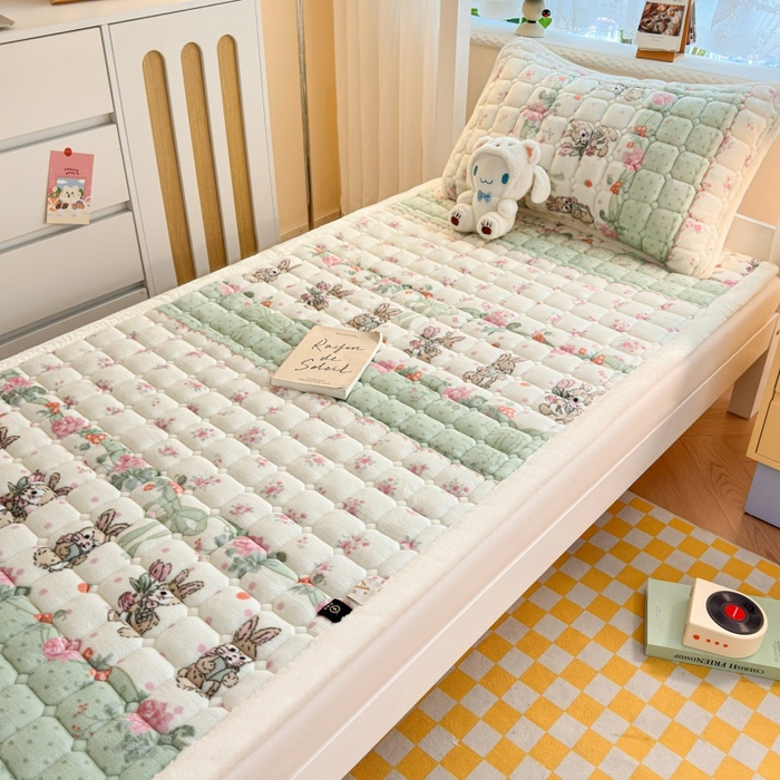 91家纺网 家纺一手货源 找家纺 爱屋及屋 2025新款牛奶绒印花床垫-宿舍床 可爱萌兔