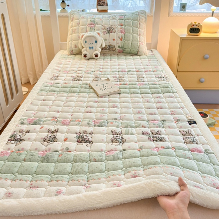 91家纺网 家纺一手货源 找家纺 爱屋及屋 2025新款牛奶绒印花床垫-宿舍床 可爱萌兔