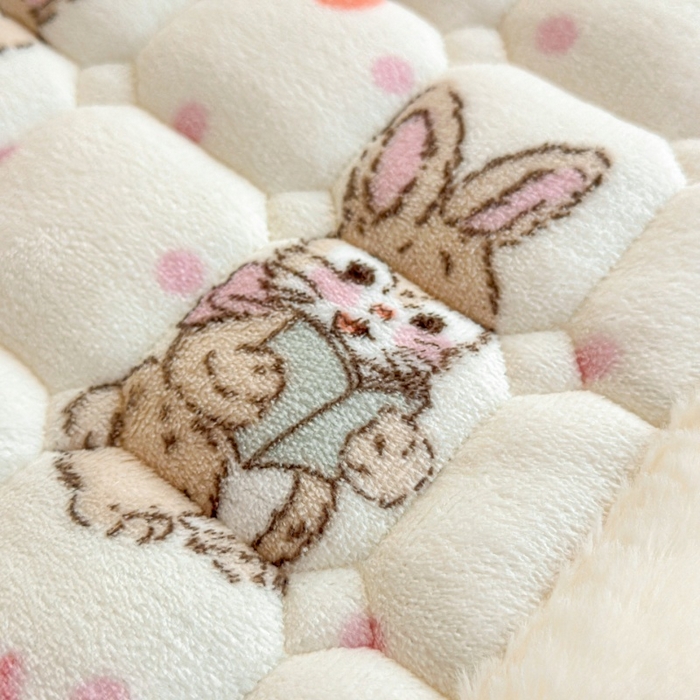 91家纺网 家纺一手货源 找家纺 爱屋及屋 2025新款牛奶绒印花床垫-宿舍床 可爱萌兔